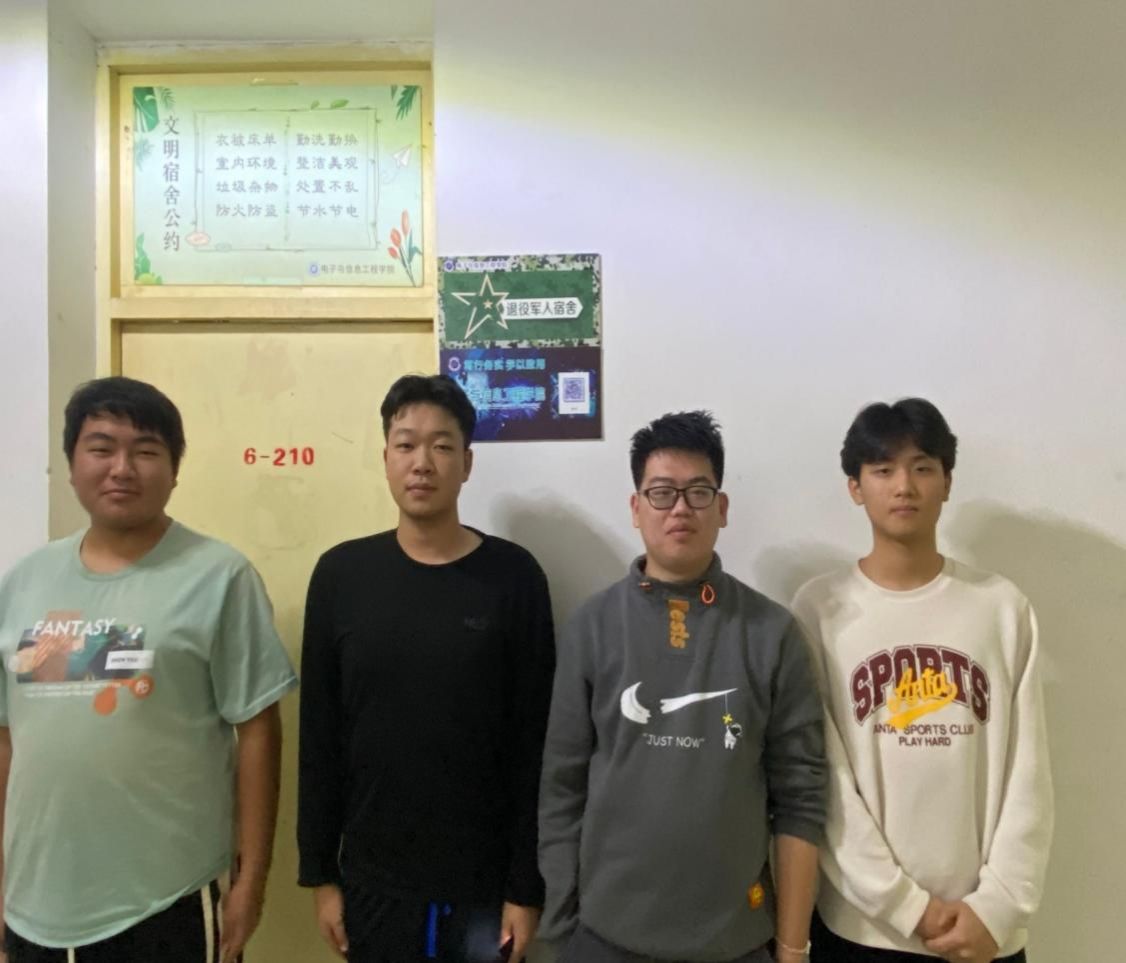 一群人站在一起描述已自动生成 一群人站在一起描述已自动生成